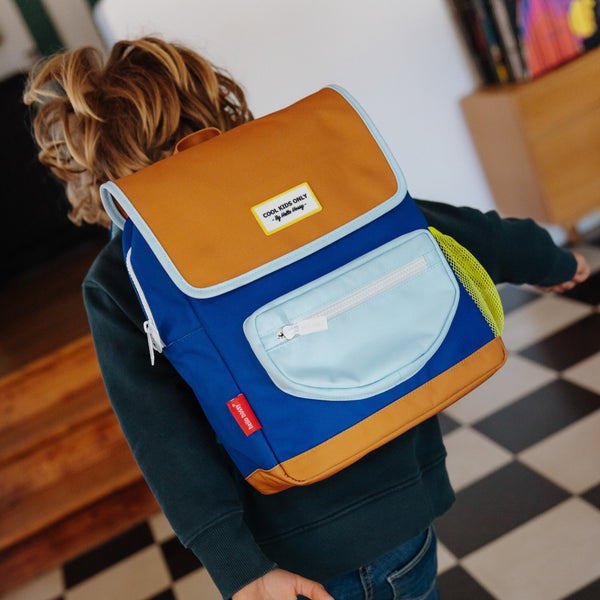 Mochila Pequena Quadrada Hello Hossy em poliéster reciclado, impermeável, com compartimento para cadernos A4, bolso para garrafa de água, alças acolchoadas e capacidade de 7,3 L para crianças dos 2 aos 5 anos. Mini Blue Canyon