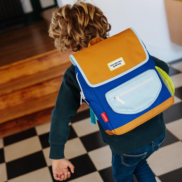 Mochila Pequena Quadrada Hello Hossy em poliéster reciclado, impermeável, com compartimento para cadernos A4, bolso para garrafa de água, alças acolchoadas e capacidade de 7,3 L para crianças dos 2 aos 5 anos. Mini Blue Canyon