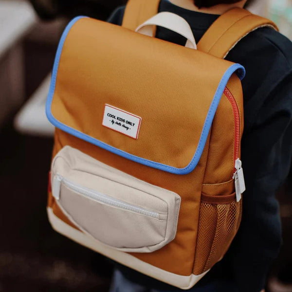 Mochila Pequena Quadrada Hello Hossy em poliéster reciclado, impermeável, com compartimento para cadernos A4, bolso para garrafa de água, alças acolchoadas e capacidade de 7,3 L para crianças dos 2 aos 5 anos. Mini Honey