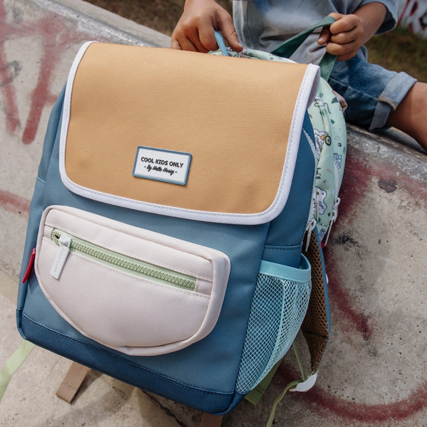 Mochila Pequena Quadrada Hello Hossy em poliéster reciclado, impermeável, com compartimento para cadernos A4, bolso para garrafa de água, alças acolchoadas e capacidade de 7,3 L para crianças dos 2 aos 5 anos. Mini Sam