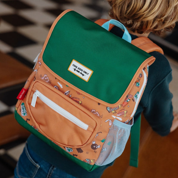 Mochila Pequena Quadrada Hello Hossy em poliéster reciclado, impermeável, com compartimento para cadernos A4, bolso para garrafa de água, alças acolchoadas e capacidade de 7,3 L para crianças dos 2 aos 5 anos. Music Festival