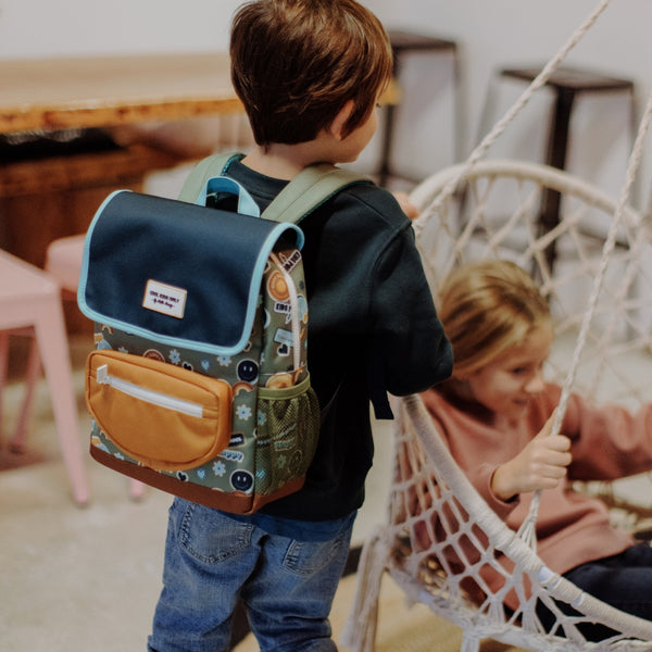 Mochila Pequena Quadrada Hello Hossy em poliéster reciclado, impermeável, com compartimento para cadernos A4, bolso para garrafa de água, alças acolchoadas e capacidade de 7,3 L para crianças dos 2 aos 5 anos. Smiley