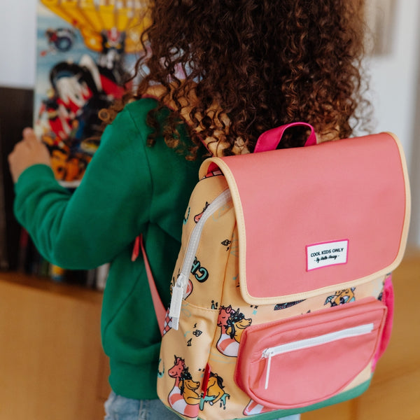 Mochila Pequena Quadrada Hello Hossy em poliéster reciclado, impermeável, com compartimento para cadernos A4, bolso para garrafa de água, alças acolchoadas e capacidade de 7,3 L para crianças dos 2 aos 5 anos. Unicorn