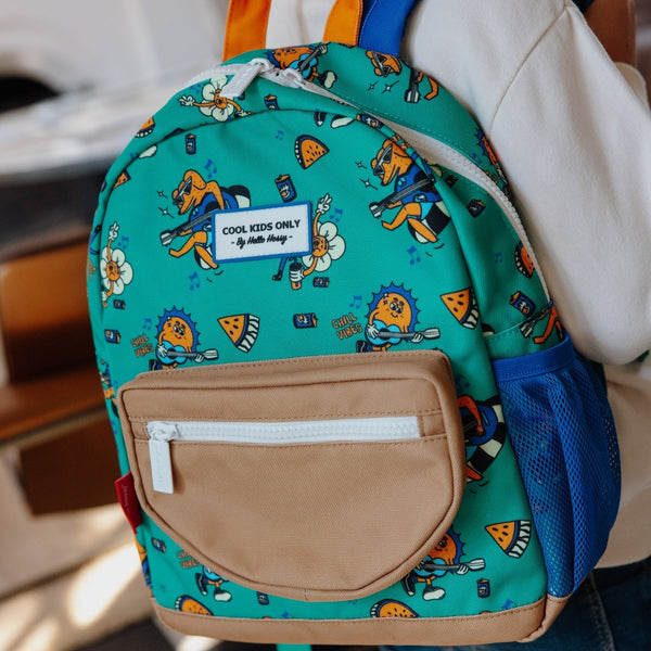 Mochila Pequena Redonda Hello Hossy em poliéster reciclado, impermeável, com formato A4, costas e alças acolchoadas, bolso para garrafa de água e capacidade de 7,3 L para crianças dos 2 aos 5 anos.
Chill Vibes