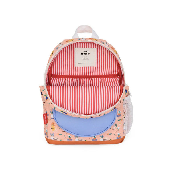 Mochila Pequena Redonda Hello Hossy em poliéster reciclado, impermeável, com formato A4, costas e alças acolchoadas, bolso para garrafa de água e capacidade de 7,3 L para crianças dos 2 aos 5 anos.
Flore