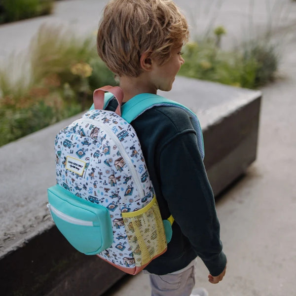 Mochila Pequena Redonda Hello Hossy em poliéster reciclado, impermeável, com formato A4, costas e alças acolchoadas, bolso para garrafa de água e capacidade de 7,3 L para crianças dos 2 aos 5 anos.
Hossegor