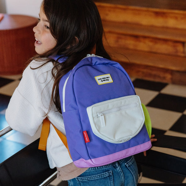 Mochila Pequena Redonda Hello Hossy em poliéster reciclado, impermeável, com formato A4, costas e alças acolchoadas, bolso para garrafa de água e capacidade de 7,3 L para crianças dos 2 aos 5 anos.
Lavendy