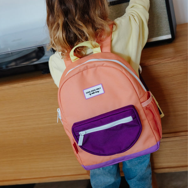 Mochila Pequena Redonda Hello Hossy em poliéster reciclado, impermeável, com formato A4, costas e alças acolchoadas, bolso para garrafa de água e capacidade de 7,3 L para crianças dos 2 aos 5 anos.
Peach Pop