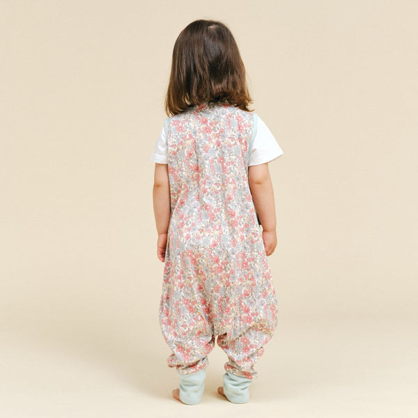 Saco de dormir de verão com manga curta para bebé da Molis&Co, leve e respirável para noites quentes na cor summer bloom