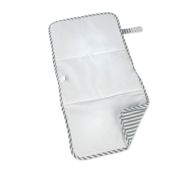 muda fraldas portátil da walking mum modelo praline strips na cor matcha - verde