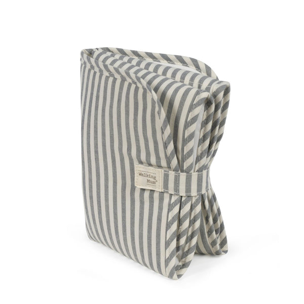 muda fraldas portátil da walking mum modelo praline strips na cor matcha - verde