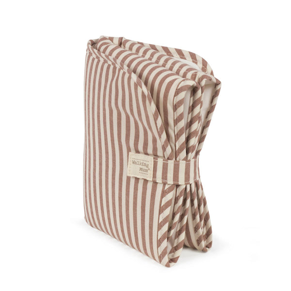 muda fraldas portátil da walking mum modelo praline strips na cor moka - vermelho