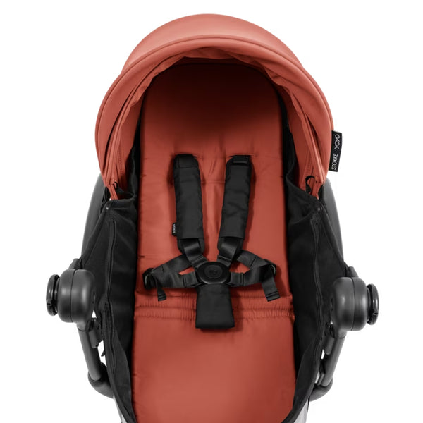 Ninho Stokke YOYO⁵ para recém-nascidos com posição totalmente deitada, arnês de segurança de 5 pontos, janelas de ventilação e dobragem ultracompacta.
Berry