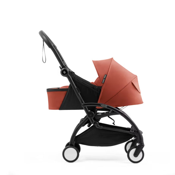 Ninho Stokke YOYO⁵ para recém-nascidos com posição totalmente deitada, arnês de segurança de 5 pontos, janelas de ventilação e dobragem ultracompacta.
Berry