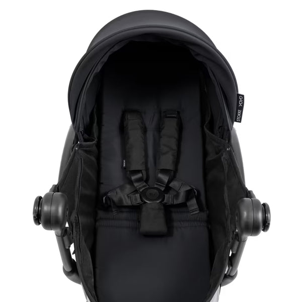 Ninho Stokke YOYO⁵ para recém-nascidos com posição totalmente deitada, arnês de segurança de 5 pontos, janelas de ventilação e dobragem ultracompacta.
Black