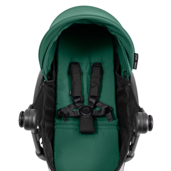 Ninho Stokke YOYO⁵ para recém-nascidos com posição totalmente deitada, arnês de segurança de 5 pontos, janelas de ventilação e dobragem ultracompacta.
Forest