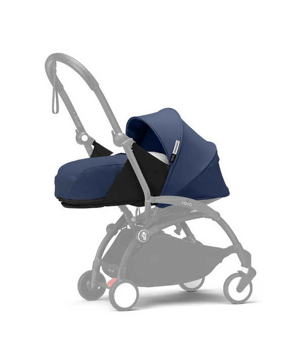 Ninho STOKKE YOYO³ para recém-nascidos, com colchão reforçado de 2,5 cm, arnês de 5 pontos, capota impermeável com proteção UPF 50+, homologado para cabine de avião e compatível com o carrinho STOKKE YOYO³.