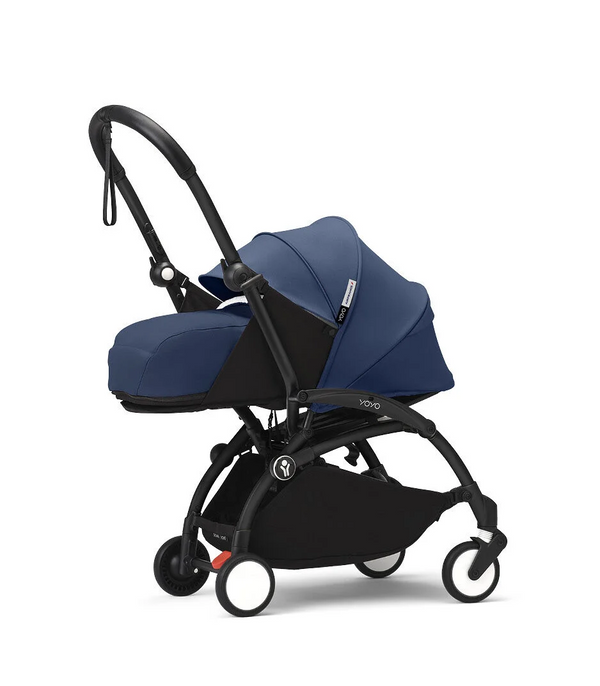 Ninho STOKKE YOYO³ para recém-nascidos, com colchão reforçado de 2,5 cm, arnês de 5 pontos, capota impermeável com proteção UPF 50+, homologado para cabine de avião e compatível com o carrinho STOKKE YOYO³.
