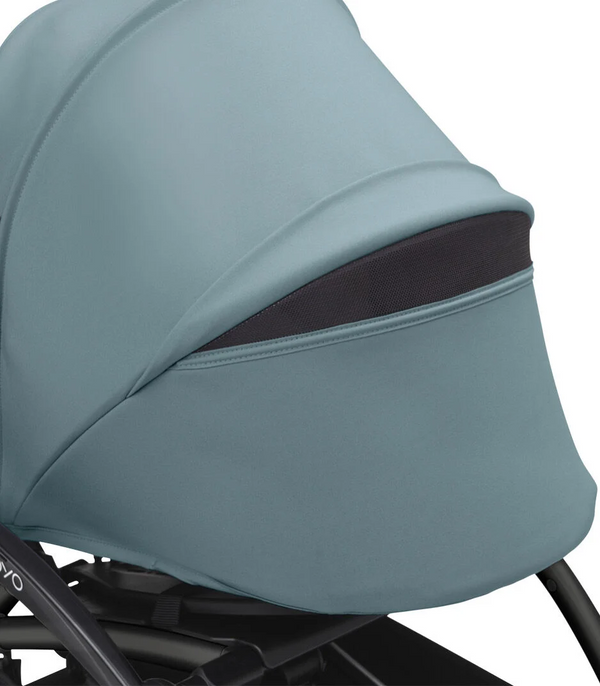Ninho STOKKE YOYO³ para recém-nascidos, com colchão reforçado de 2,5 cm, arnês de 5 pontos, capota impermeável com proteção UPF 50+, homologado para cabine de avião e compatível com o carrinho STOKKE YOYO³.
