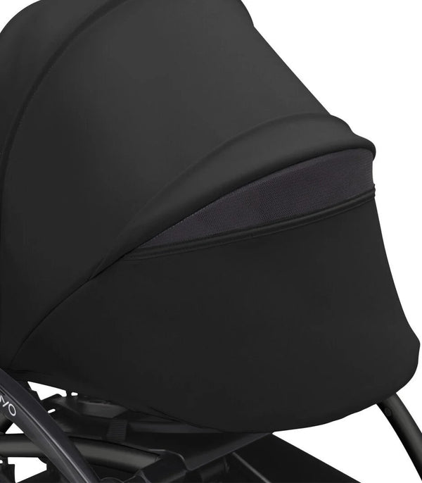 Ninho STOKKE YOYO³ para recém-nascidos, com colchão reforçado de 2,5 cm, arnês de 5 pontos, capota impermeável com proteção UPF 50+, homologado para cabine de avião e compatível com o carrinho STOKKE YOYO³.