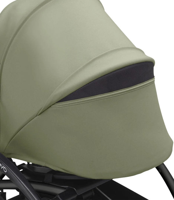 Ninho STOKKE YOYO³ para recém-nascidos, com colchão reforçado de 2,5 cm, arnês de 5 pontos, capota impermeável com proteção UPF 50+, homologado para cabine de avião e compatível com o carrinho STOKKE YOYO³.