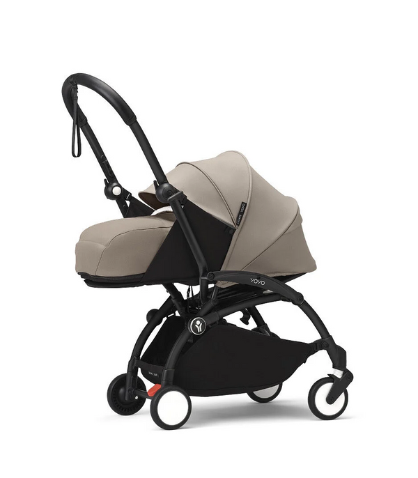 Ninho STOKKE YOYO³ para recém-nascidos, com colchão reforçado de 2,5 cm, arnês de 5 pontos, capota impermeável com proteção UPF 50+, homologado para cabine de avião e compatível com o carrinho STOKKE YOYO³.
