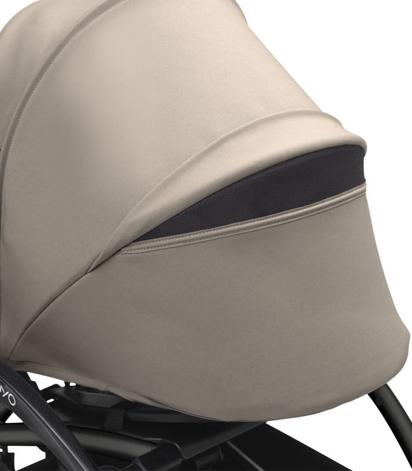 Ninho STOKKE YOYO³ para recém-nascidos, com colchão reforçado de 2,5 cm, arnês de 5 pontos, capota impermeável com proteção UPF 50+, homologado para cabine de avião e compatível com o carrinho STOKKE YOYO³.