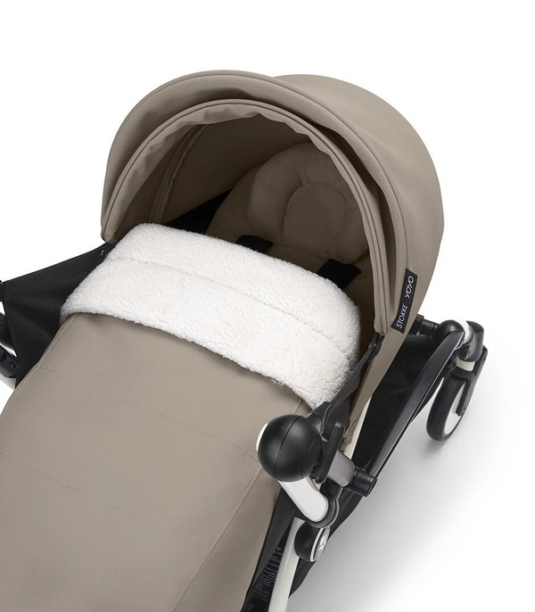 Ninho STOKKE YOYO³ para recém-nascidos, com colchão reforçado de 2,5 cm, arnês de 5 pontos, capota impermeável com proteção UPF 50+, homologado para cabine de avião e compatível com o carrinho STOKKE YOYO³.