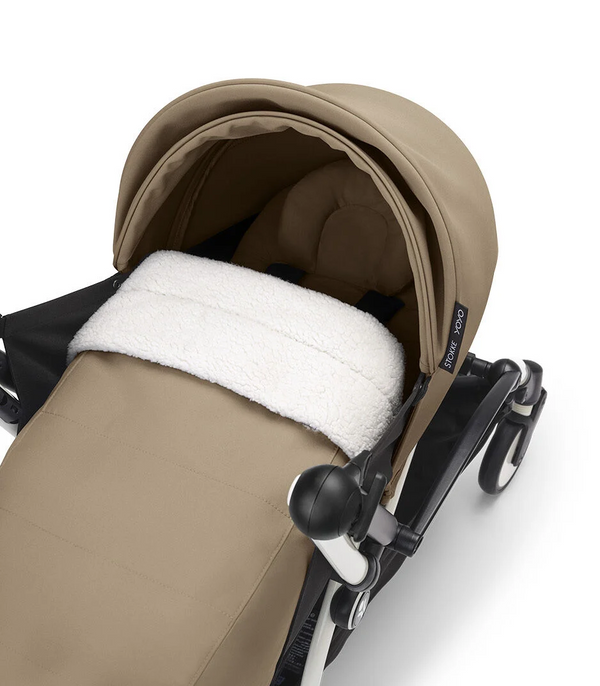 Ninho STOKKE YOYO³ para recém-nascidos, com colchão reforçado de 2,5 cm, arnês de 5 pontos, capota impermeável com proteção UPF 50+, homologado para cabine de avião e compatível com o carrinho STOKKE YOYO³.