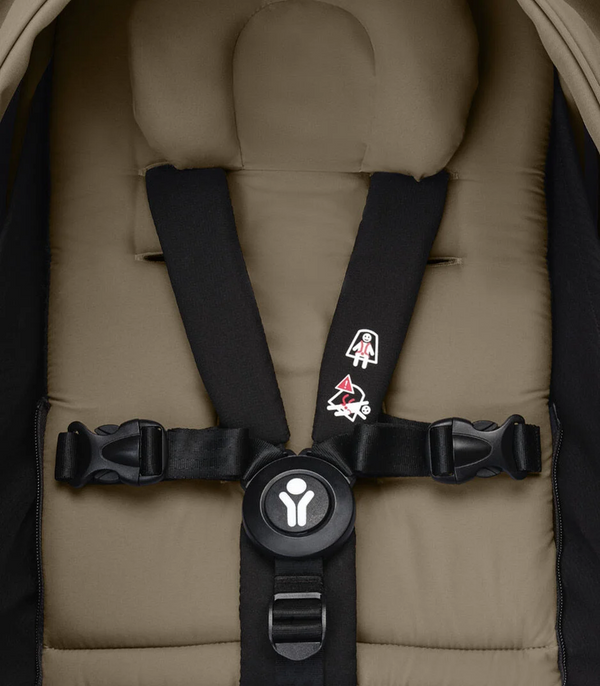 Ninho STOKKE YOYO³ para recém-nascidos, com colchão reforçado de 2,5 cm, arnês de 5 pontos, capota impermeável com proteção UPF 50+, homologado para cabine de avião e compatível com o carrinho STOKKE YOYO³.