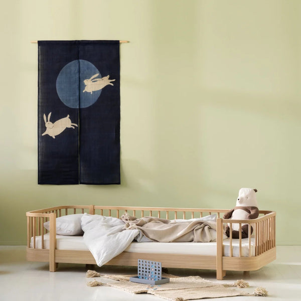 Cama Baixa Wood Original Oliver Furniture em madeira de bétula e MDF, com pés em carvalho maciço, cantos arredondados e design escandinavo para colchão de 90 x 200 cm. Oak