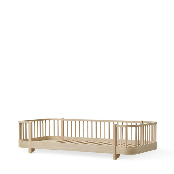 Cama Baixa Wood Original Oliver Furniture em madeira de bétula e MDF, com pés em carvalho maciço, cantos arredondados e design escandinavo para colchão de 90 x 200 cm. Oak