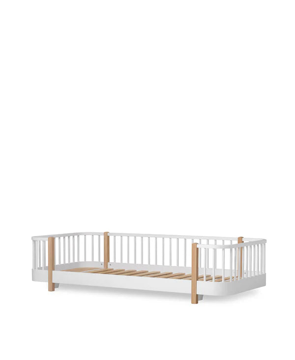 Cama Baixa Wood Original Oliver Furniture em madeira de bétula e MDF, com pés em carvalho maciço, cantos arredondados e design escandinavo para colchão de 90 x 200 cm. White Oak