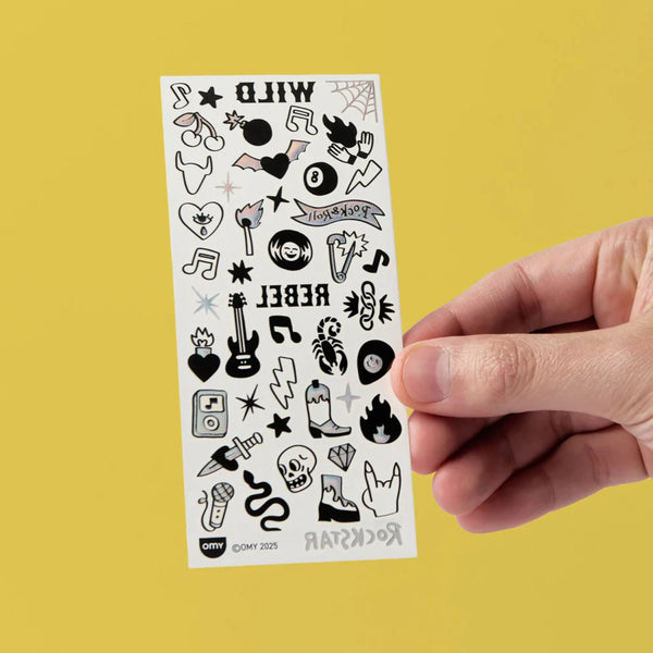 Folha de Flash Tattoos com 46 tatuagens temporárias em estilo rock'n'roll, fáceis de aplicar e remover, ideais para festas, festivais e momentos criativos. Wild Rebel