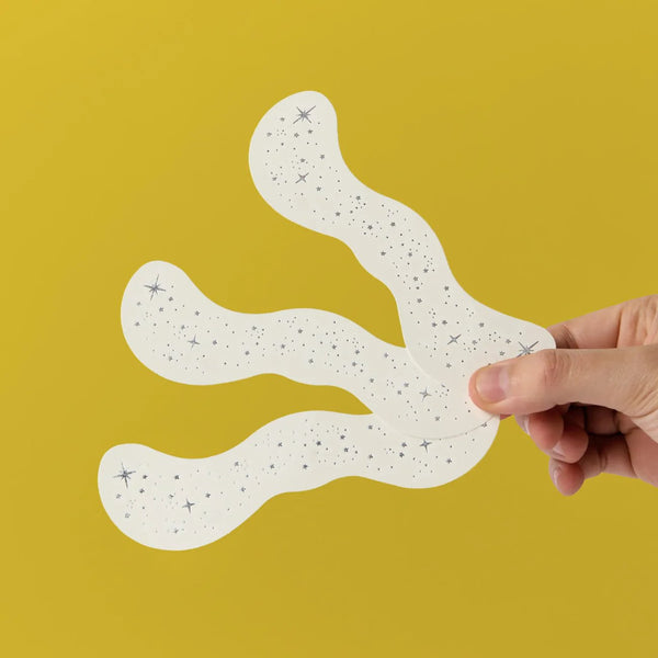 Freckle Tattoos com sardas prateadas temporárias, resistentes à água e dermatologicamente testadas, para um efeito luminoso e brilhante no rosto. Cosmic Queen