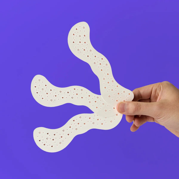 Freckle Tattoos com sardas prateadas temporárias, resistentes à água e dermatologicamente testadas, para um efeito luminoso e brilhante no rosto. Heart Breaker