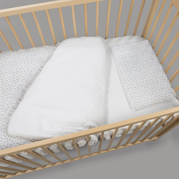 Conjunto de Cama Little Bloom Pasito a Pasito para berço 120x60 cm com edredão, capa, lençol em muselina e almofada respirável em 100% algodão. Flowers Grey