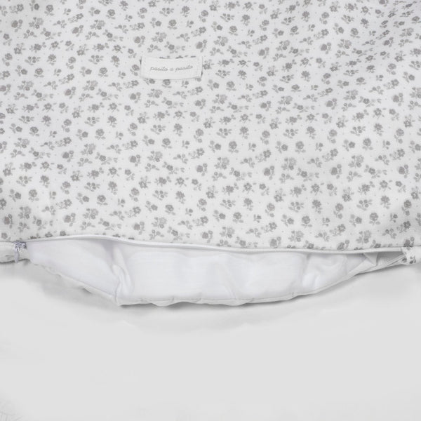 Conjunto de Cama Little Bloom Pasito a Pasito para berço 120x60 cm com edredão, capa, lençol em muselina e almofada respirável em 100% algodão. Flowers Grey