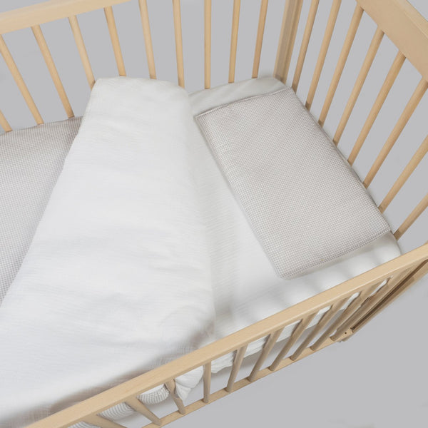 Conjunto de Cama Little Bloom Pasito a Pasito para berço 120x60 cm com edredão, capa, lençol em muselina e almofada respirável em 100% algodão. Vichy Grey