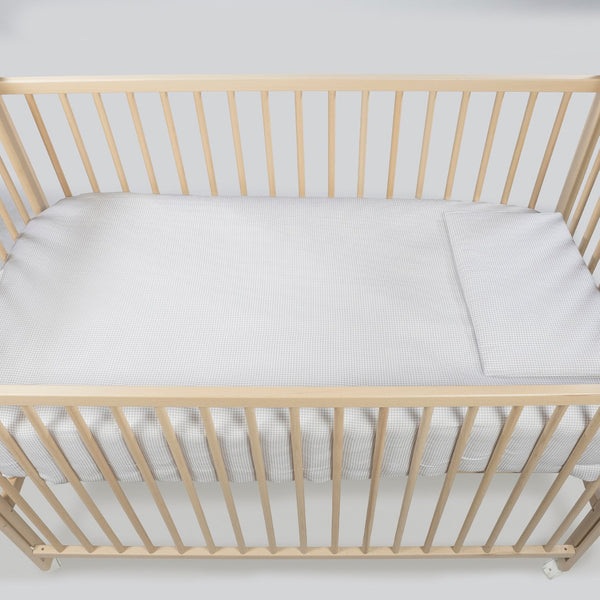 Conjunto de Cama Little Bloom Pasito a Pasito para berço 120x60 cm com edredão, capa, lençol em muselina e almofada respirável em 100% algodão. Vichy Grey