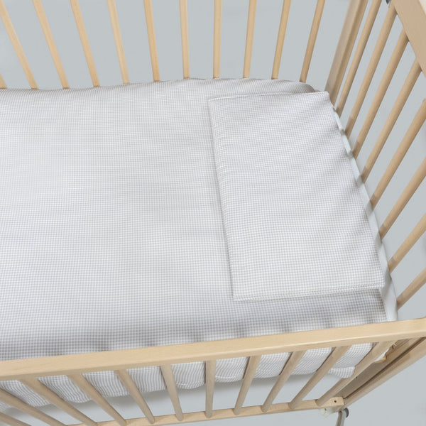 Conjunto de Cama Little Bloom Pasito a Pasito para berço 120x60 cm com edredão, capa, lençol em muselina e almofada respirável em 100% algodão. Vichy Grey
