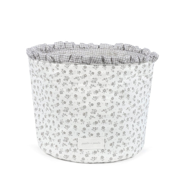 Cesto Organizador Little Bloom Pasito a Pasito em 100% algodão, ideal para organizar fraldas, cremes e acessórios do bebé com um design elegante e delicado. Flowers Grey
