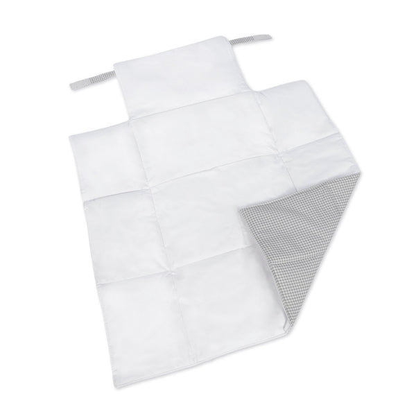 Muda Fraldas Portátil Little Bloom Pasito a Pasito em algodão com interior acolchoado e impermeável, ideal para mudar o bebé confortavelmente em qualquer lugar. Vichy Grey