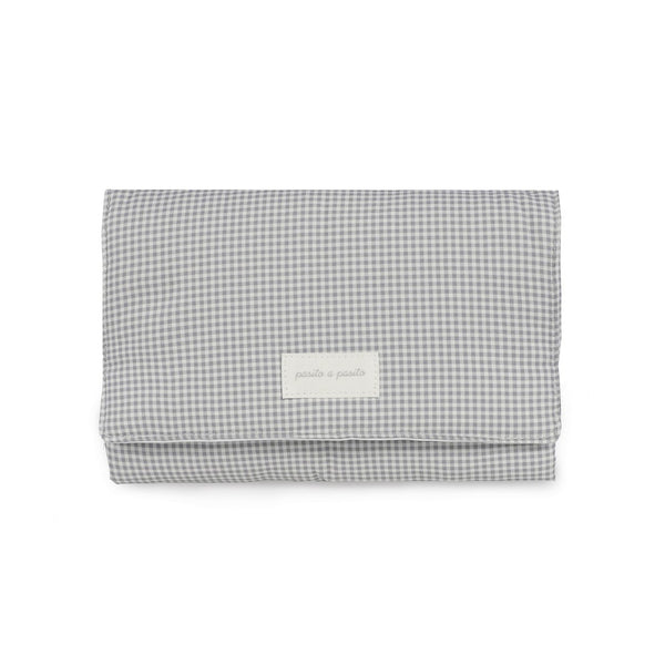 Muda Fraldas Portátil Little Bloom Pasito a Pasito em algodão com interior acolchoado e impermeável, ideal para mudar o bebé confortavelmente em qualquer lugar. Vichy Grey