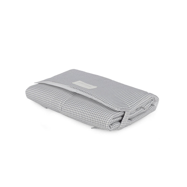 Muda Fraldas Portátil Little Bloom Pasito a Pasito em algodão com interior acolchoado e impermeável, ideal para mudar o bebé confortavelmente em qualquer lugar. Vichy Grey