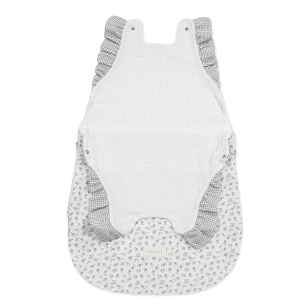 Saco de Dormir de Verão Little Bloom Pasito a Pasito em 100% algodão muselina TOG 0.5, ideal para manter o bebé fresco, confortável e seguro durante as noites quentes. Flowers Grey