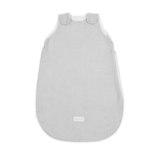 Saco de Dormir de Verão Little Bloom Pasito a Pasito em 100% algodão muselina TOG 0.5, ideal para manter o bebé fresco, confortável e seguro durante as noites quentes. Vichy Grey
