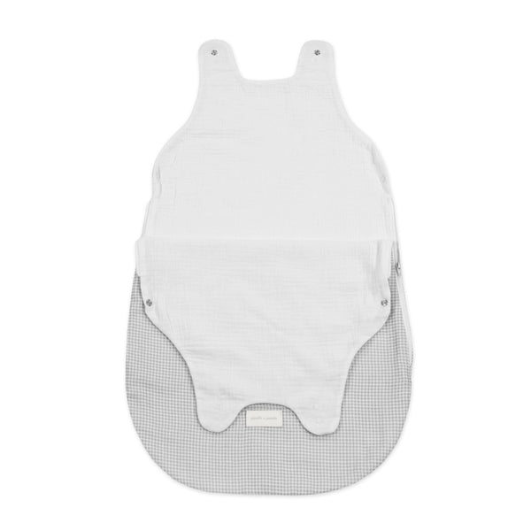 Saco de Dormir de Verão Little Bloom Pasito a Pasito em 100% algodão muselina TOG 0.5, ideal para manter o bebé fresco, confortável e seguro durante as noites quentes. Vichy Grey