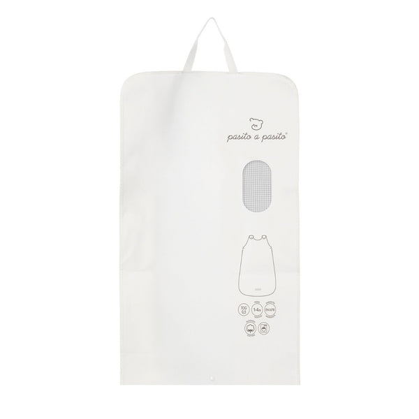 Saco de Dormir de Verão Little Bloom Pasito a Pasito em 100% algodão muselina TOG 0.5, ideal para manter o bebé fresco, confortável e seguro durante as noites quentes. Vichy Grey