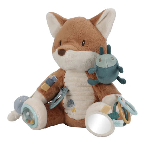 Peluche de Atividades para bebé em materiais suaves e macios, com diferentes elementos para explorar durante os momentos de brincadeira e descoberta. Forest Friends